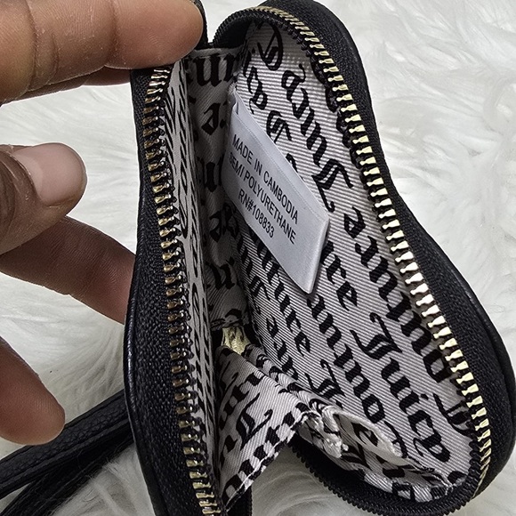 Juicy Couture Black Pleats Please Heart Faux Leather Zippered Wristlet Purse🌴 - Picture 4 of 5